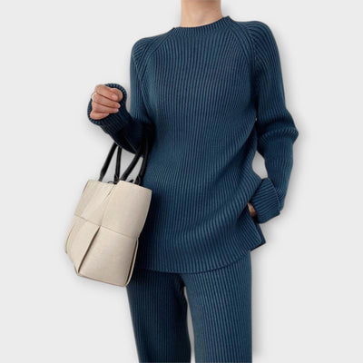 Knitted set with minimalist design and wide cut