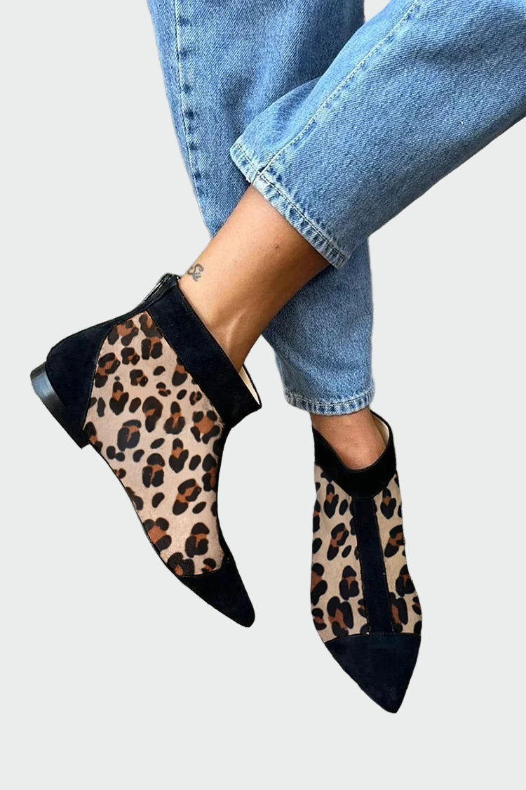 Leopard-patterned boots with a pointed toe