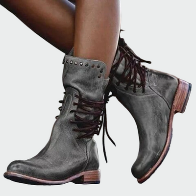 Leather boots with laces