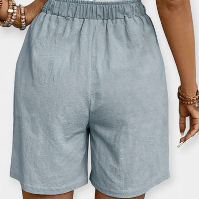 Shorts with an airy texture
