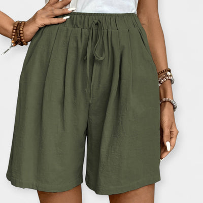 Shorts with an airy texture