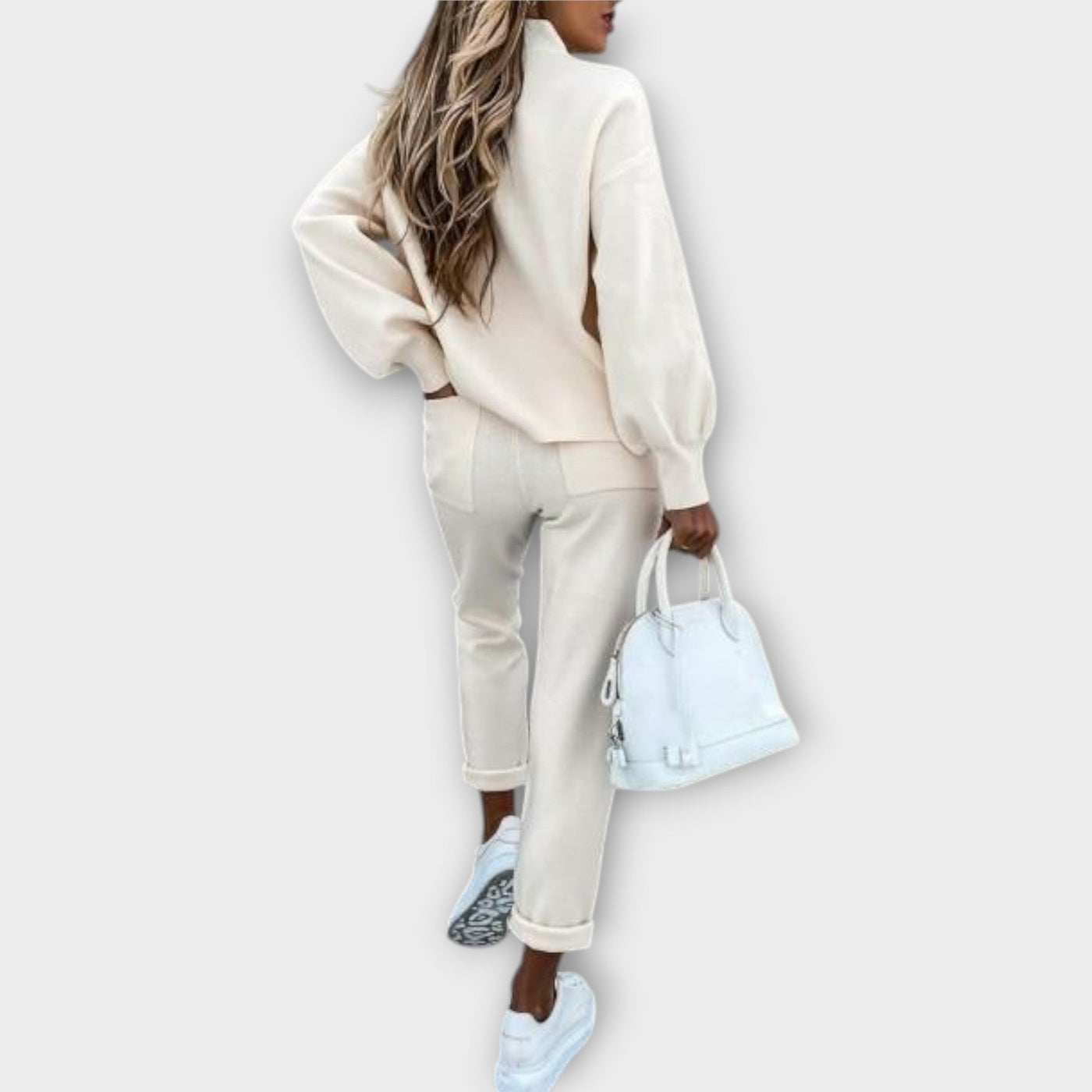 A set with a comfortable fit and timeless finish