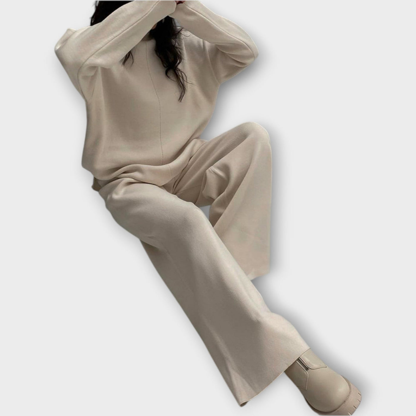 A set with relaxed lines and a minimalist aesthetic