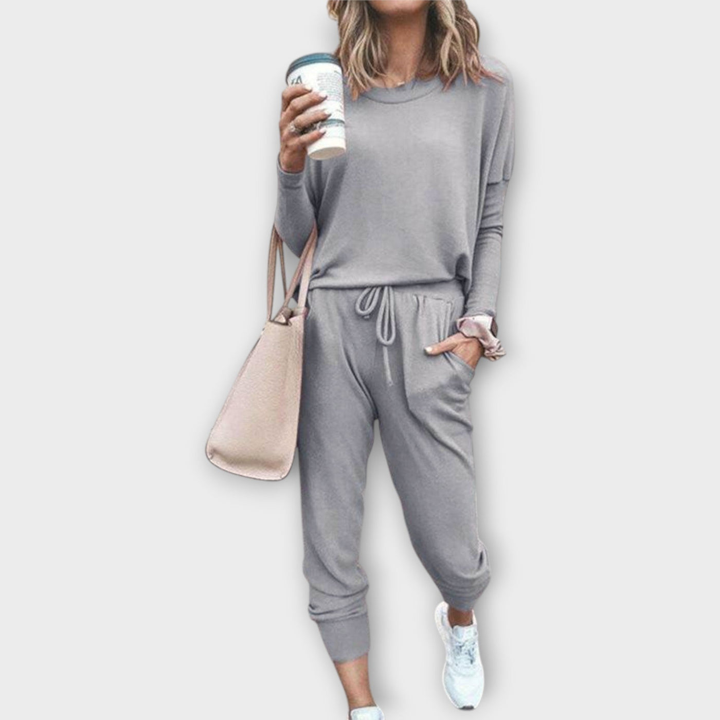 A lounge set with a relaxing cut and minimalist aesthetic