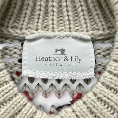Knitted sweater with patterned collar