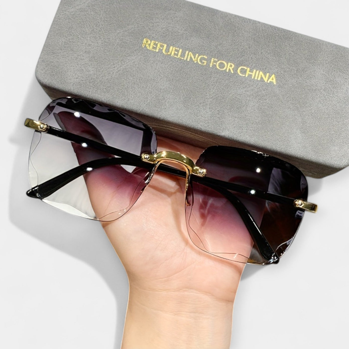 Classic, retro-inspired rimless glasses