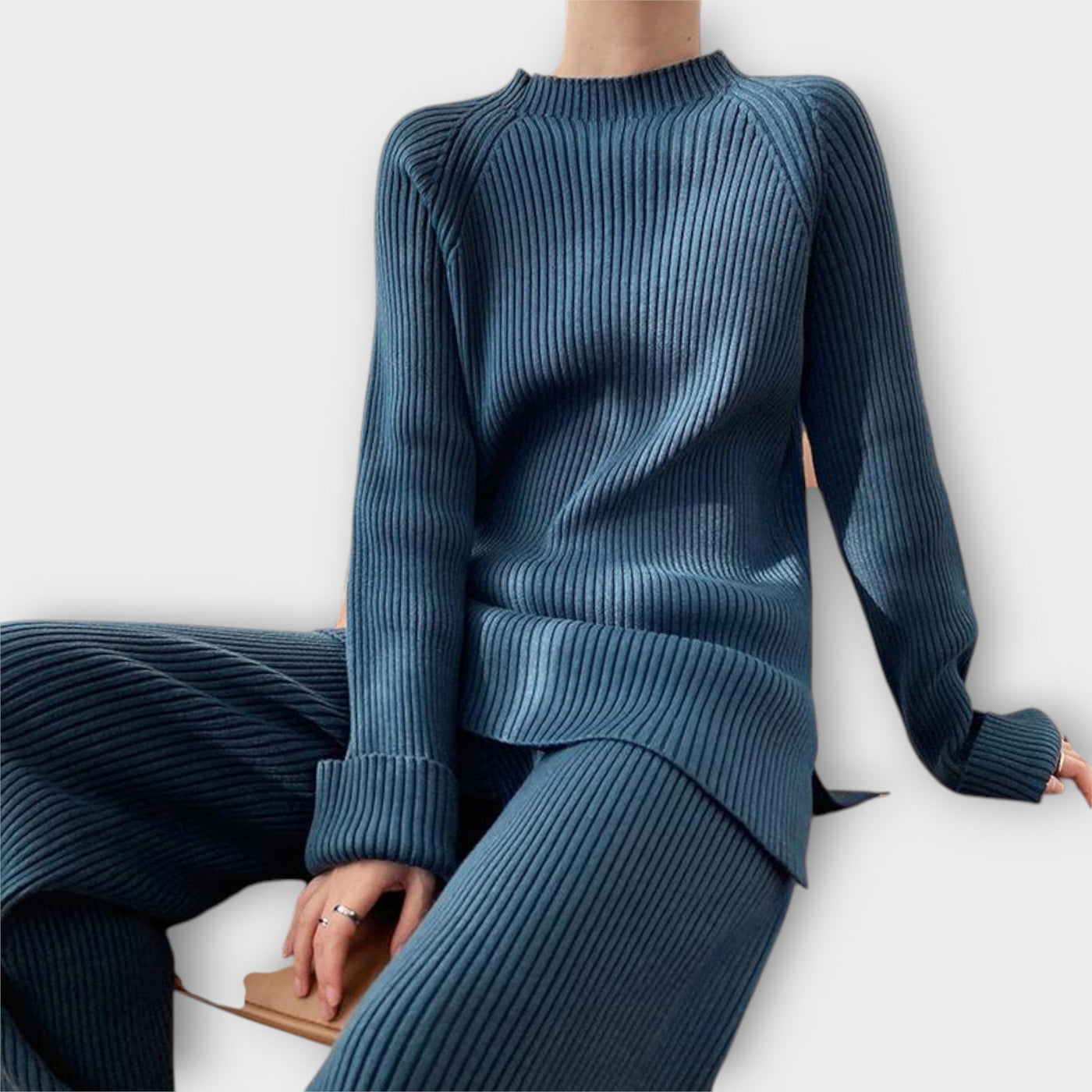 Knitted set with minimalist design and wide cut