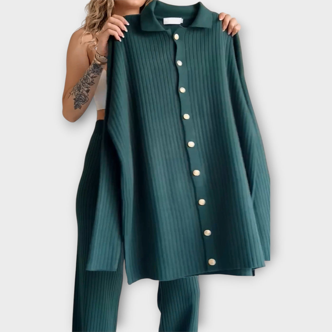 Set with ribbed details and elegant lines