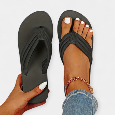 Monochrome beach flip-flops