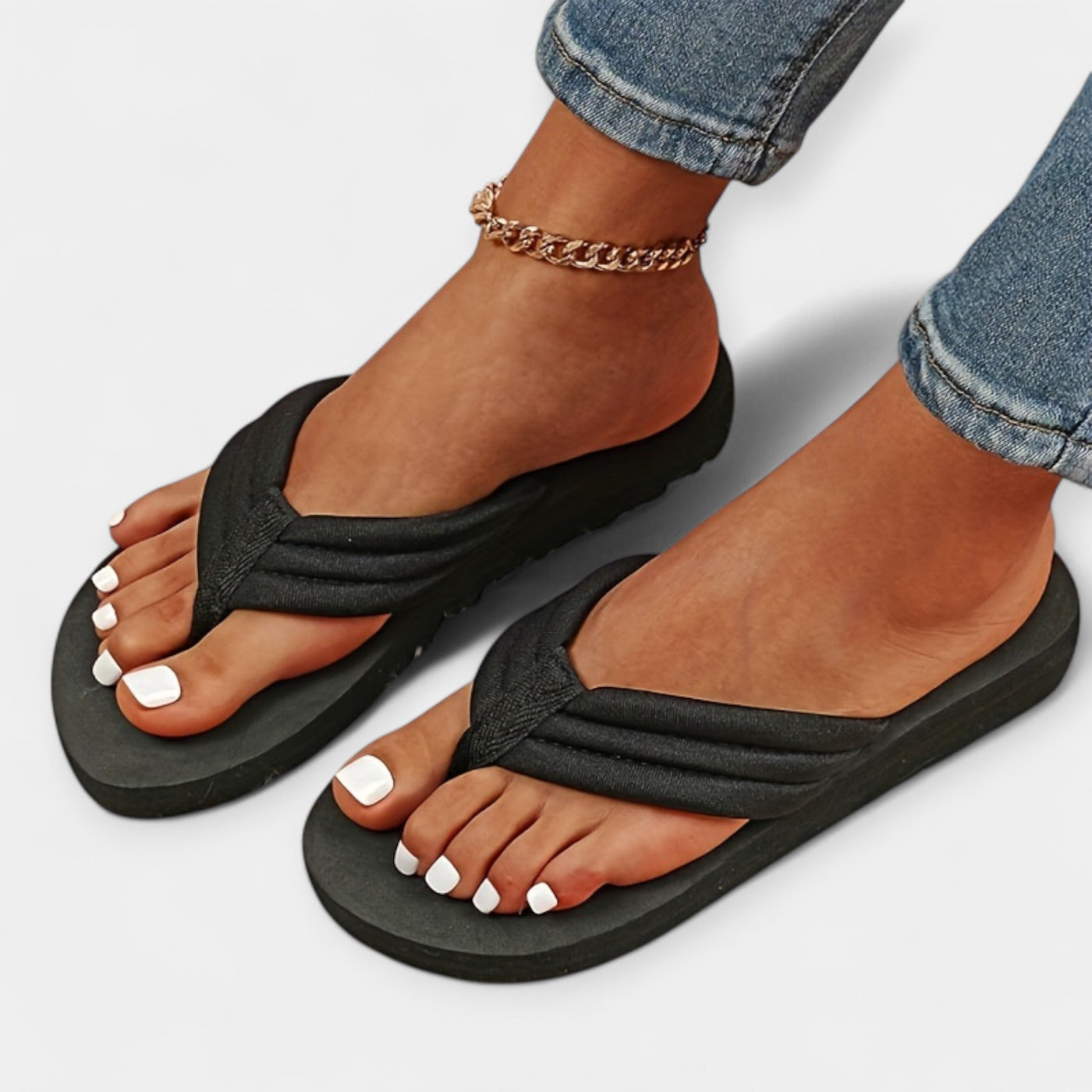 Monochrome beach flip-flops
