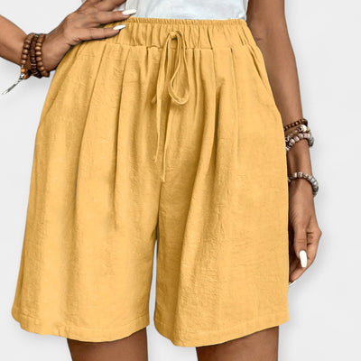 Shorts with an airy texture