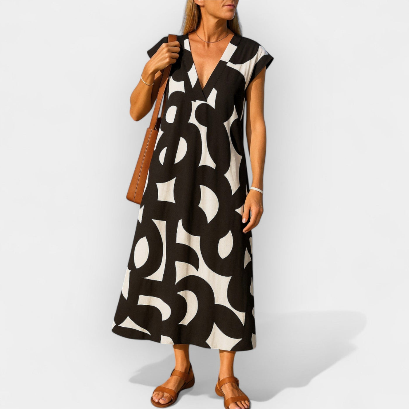 Airy dress with a V-shaped neckline and a modern pattern