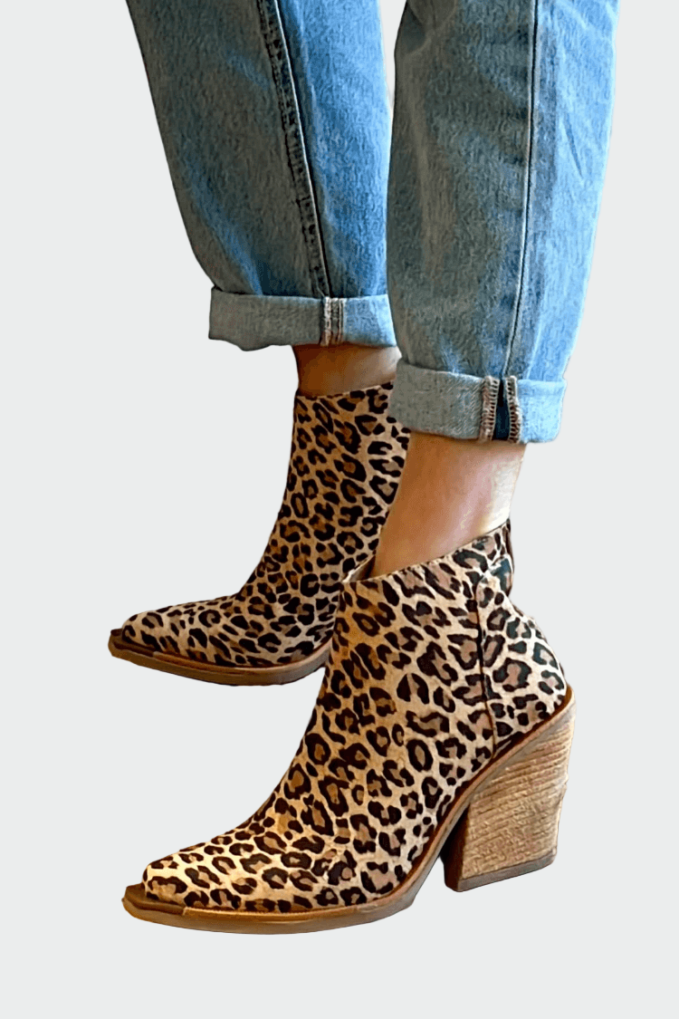 Cowgirl boot with a pointed toe