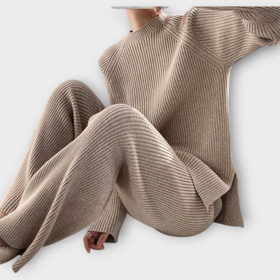 Knitted set with minimalist design and wide cut