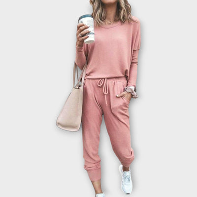 A lounge set with a relaxing cut and minimalist aesthetic