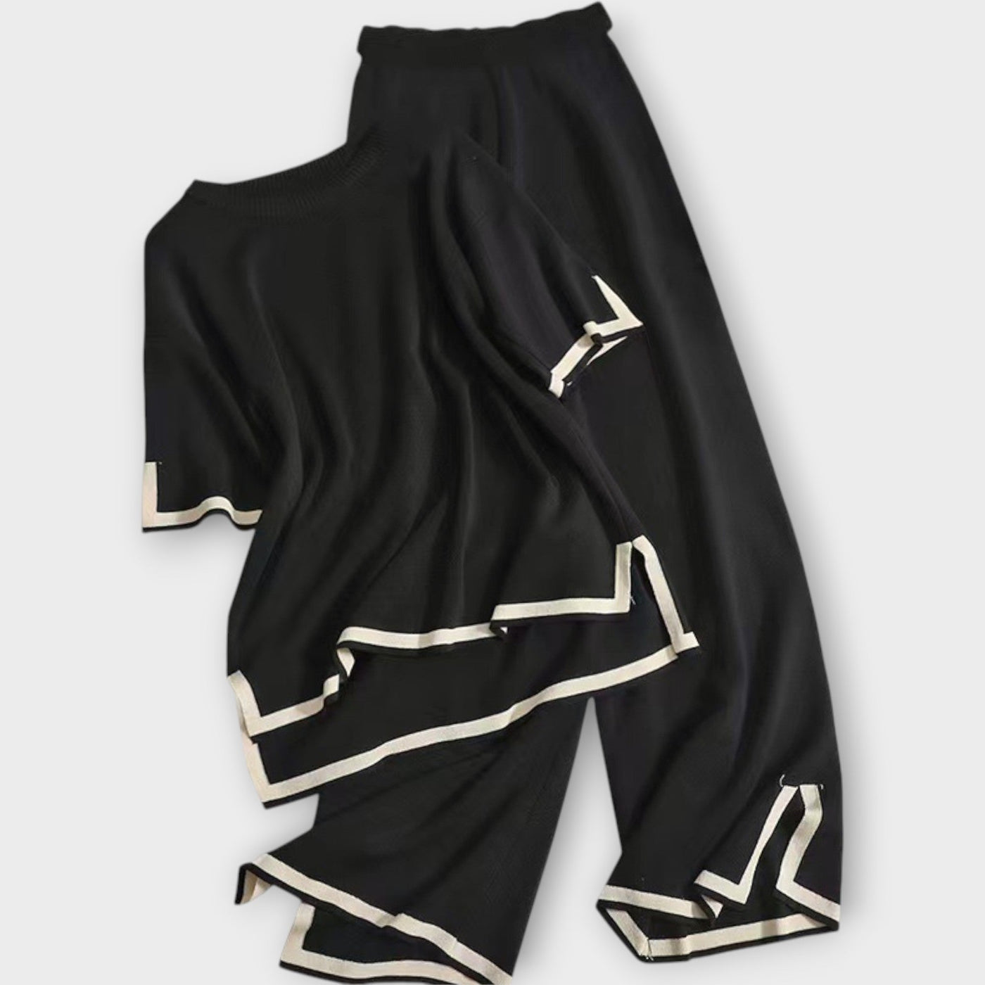 Short-sleeved knitted set with a wide cut