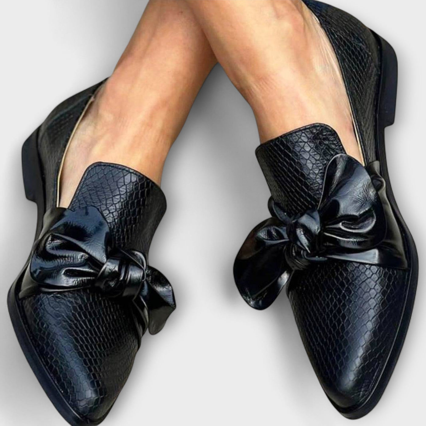 Loafer flats with bow and textured finish