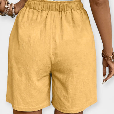 Shorts with an airy texture