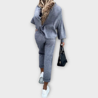 A set with a comfortable fit and timeless finish