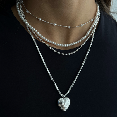 Delicate pearl necklace