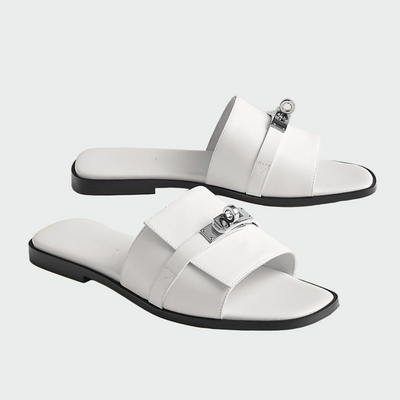 Flat sandals with buckle