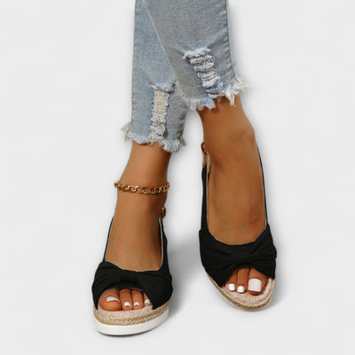 Summer sandals with bow