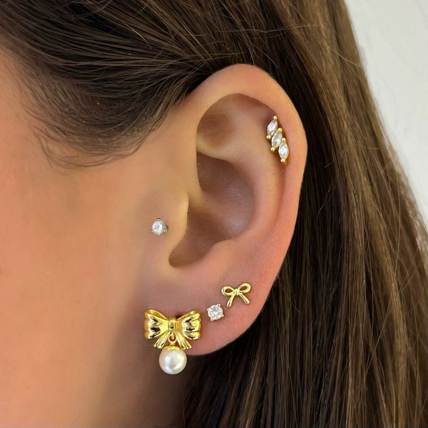 Playful earrings with bow