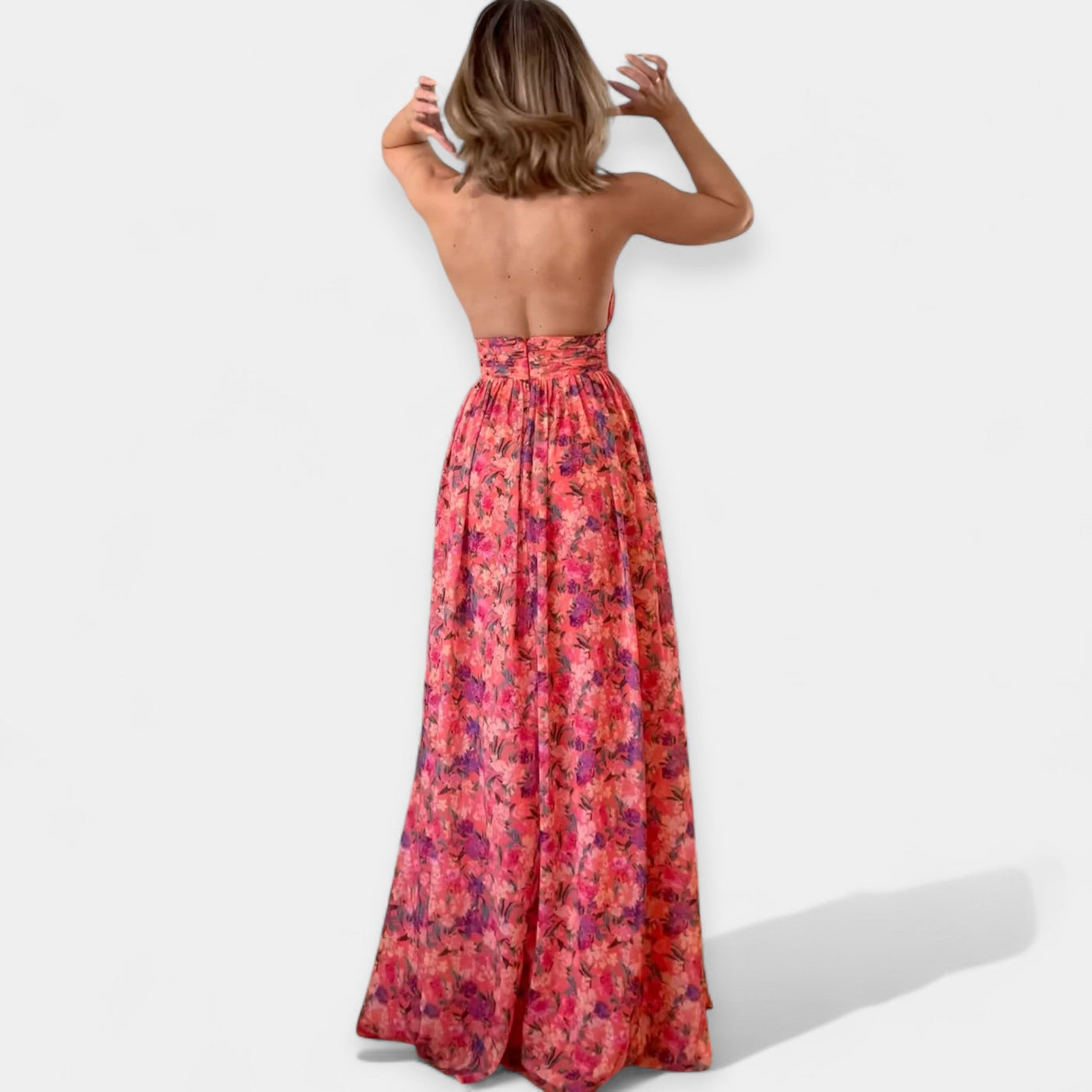 Airy dress with an open back