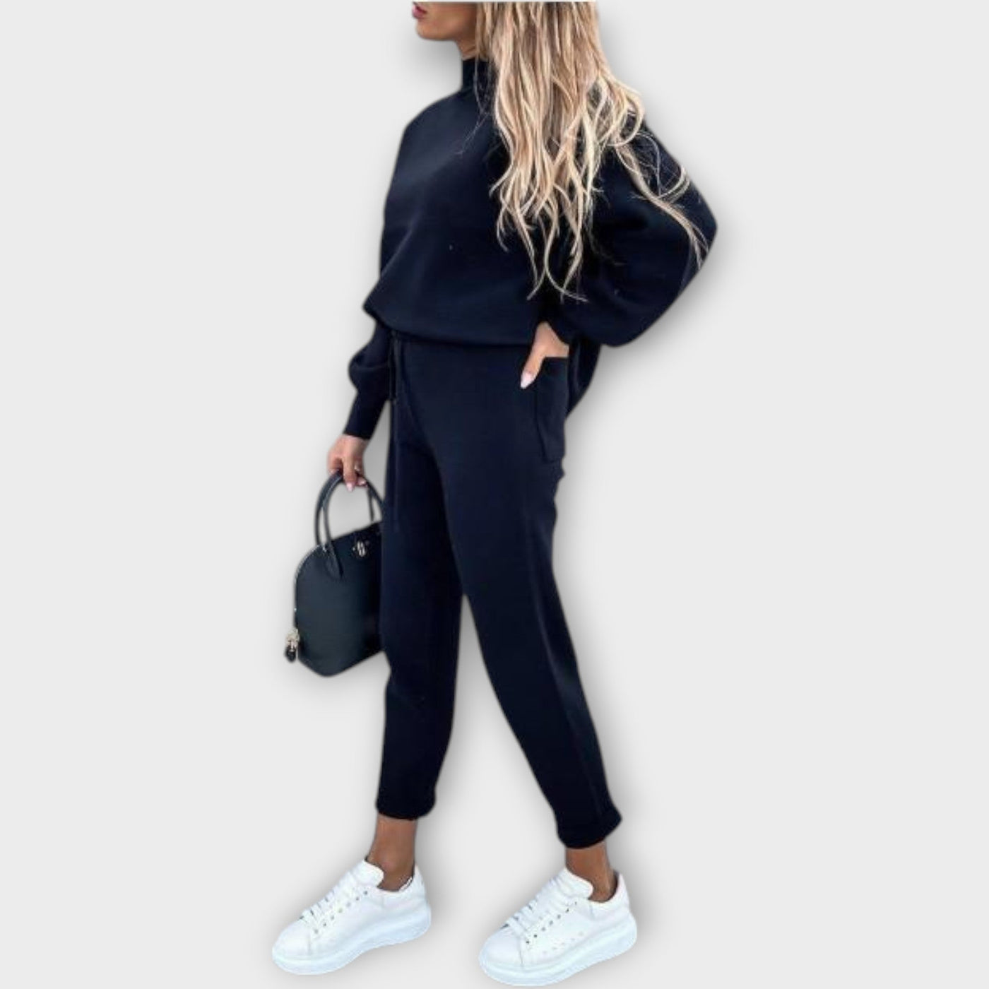 A set with a comfortable fit and timeless finish