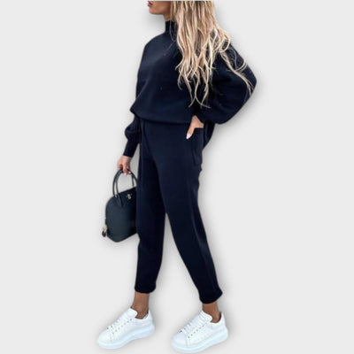 A set with a comfortable fit and timeless finish