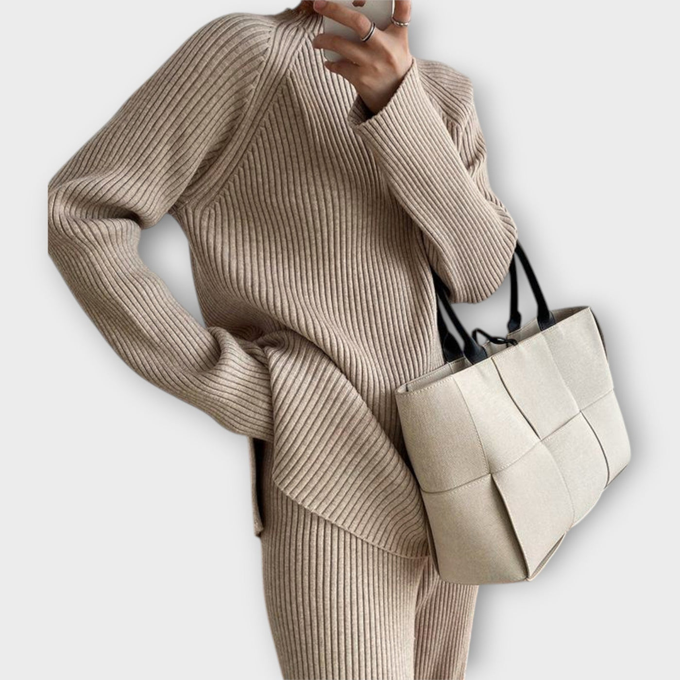 Knitted set with minimalist design and wide cut