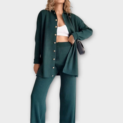 Set with ribbed details and elegant lines