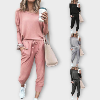 A lounge set with a relaxing cut and minimalist aesthetic