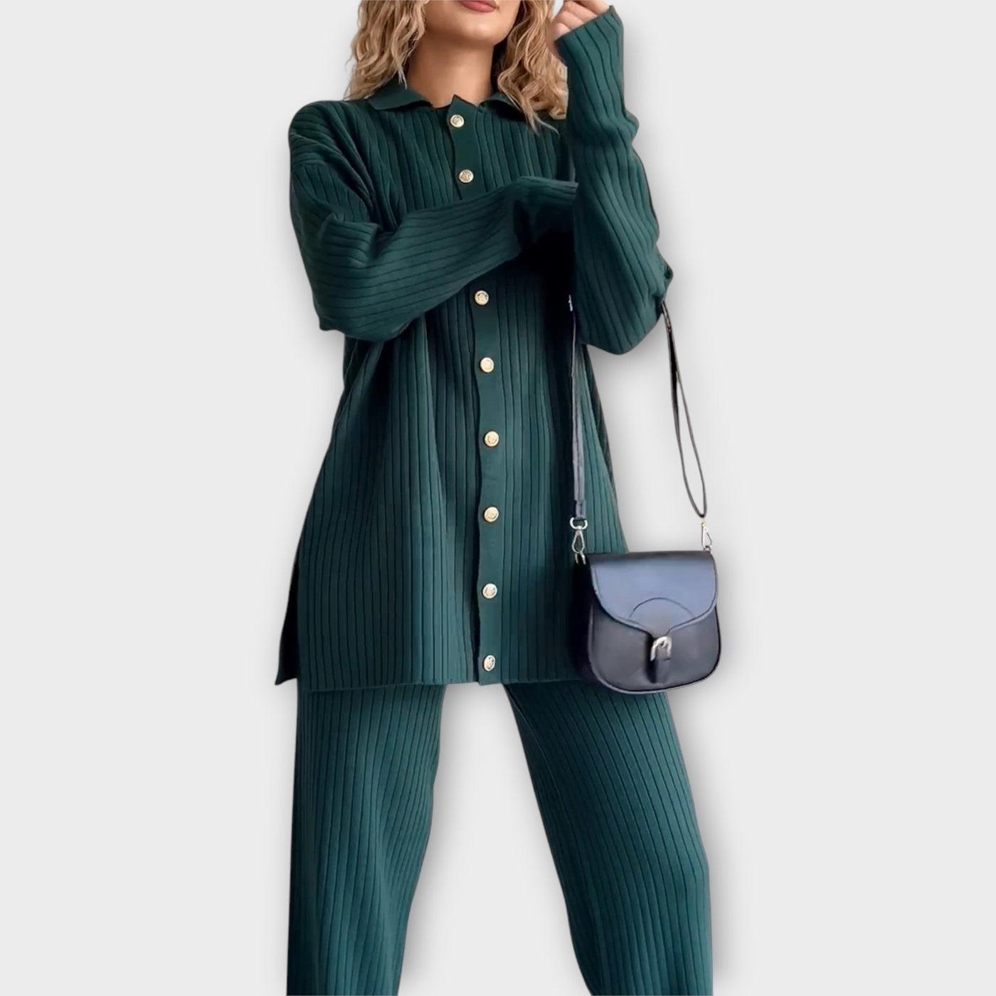 Set with ribbed details and elegant lines