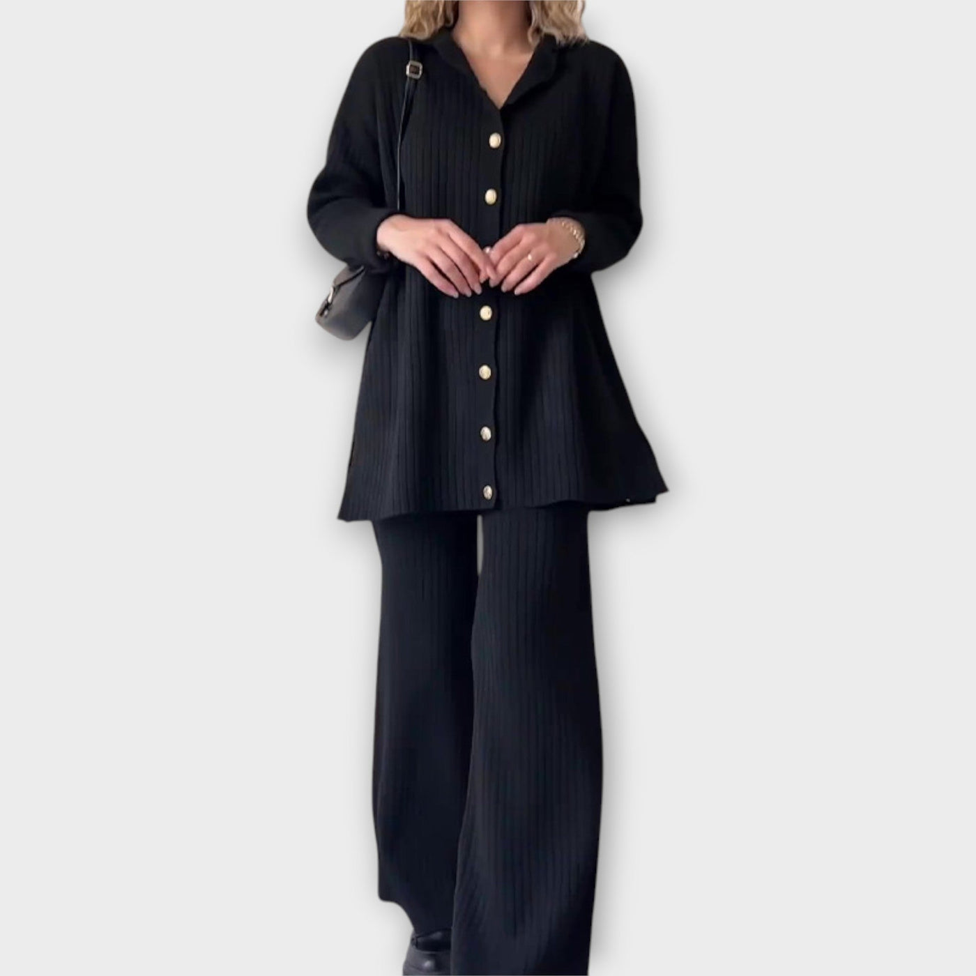 Set with ribbed details and elegant lines