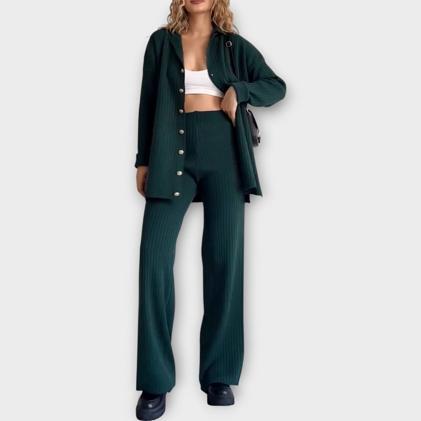 Set with ribbed details and elegant lines