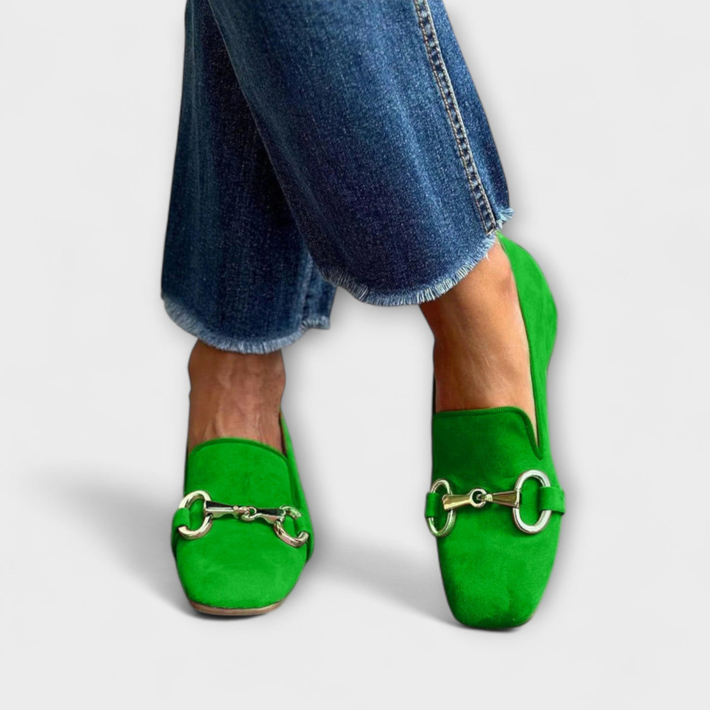 Loafers with rounded toe and buckle