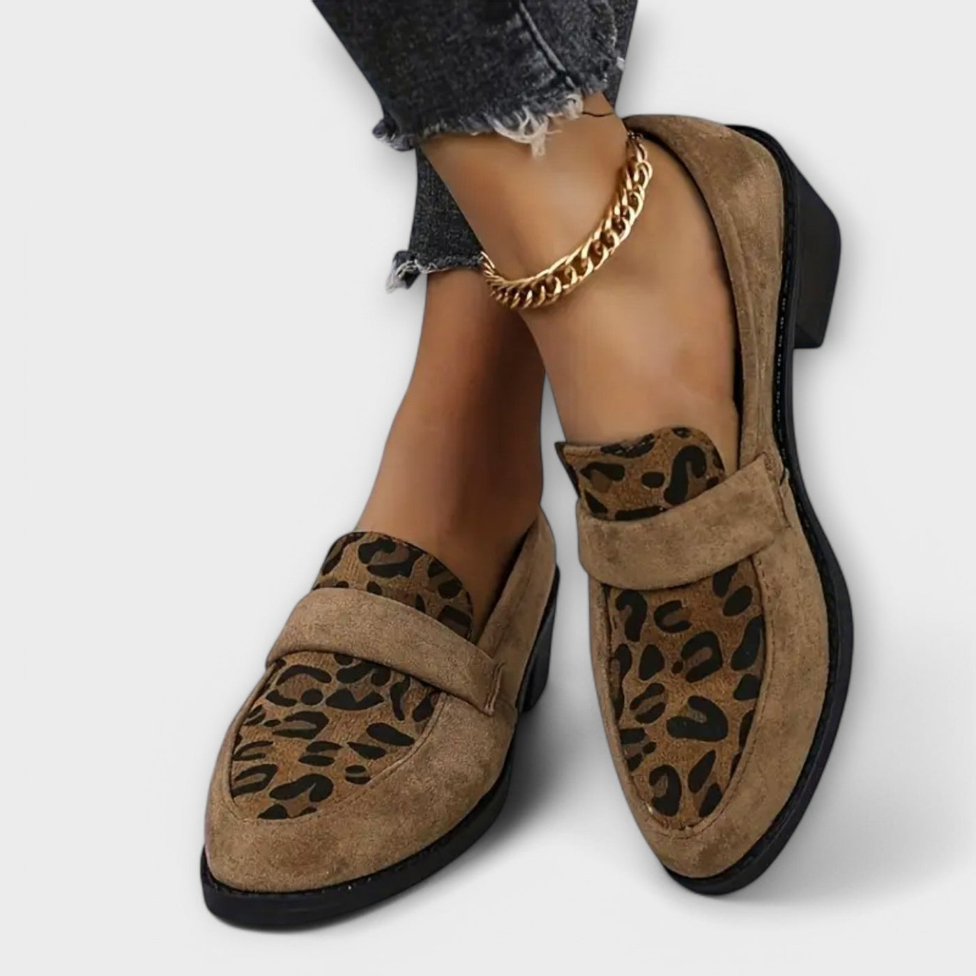 Stylish loafers with leopard print