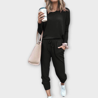 A lounge set with a relaxing cut and minimalist aesthetic