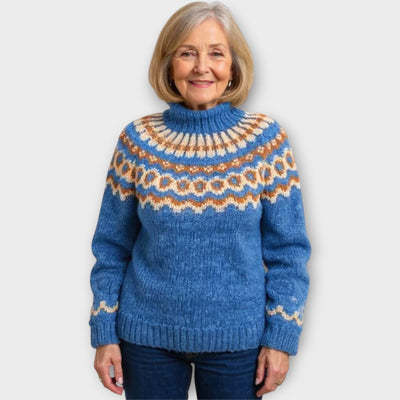 Knitted sweater with patterned collar