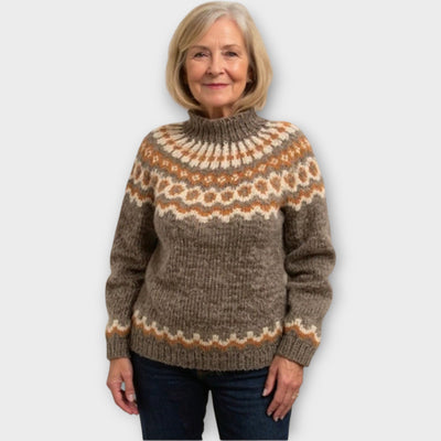 Knitted sweater with patterned collar