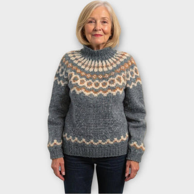 Knitted sweater with patterned collar